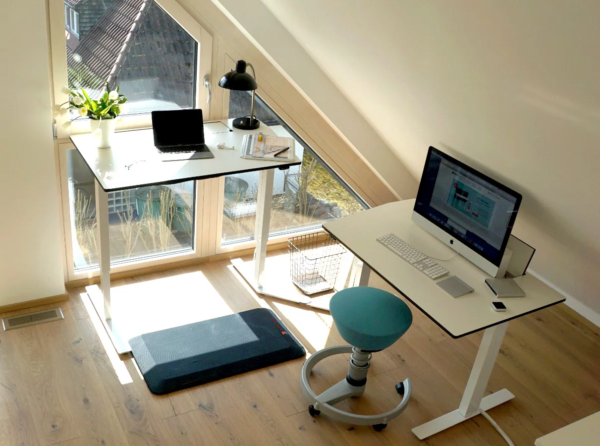 Pracovisko by malo spĺňať viacero požiadaviek na ergonómiu. Jedným s kritériom zdravého pracovného miesta je aj zmena polôh pri sedení, možnosť postaviť sa a práca v stoji. Aktívne pracovisko